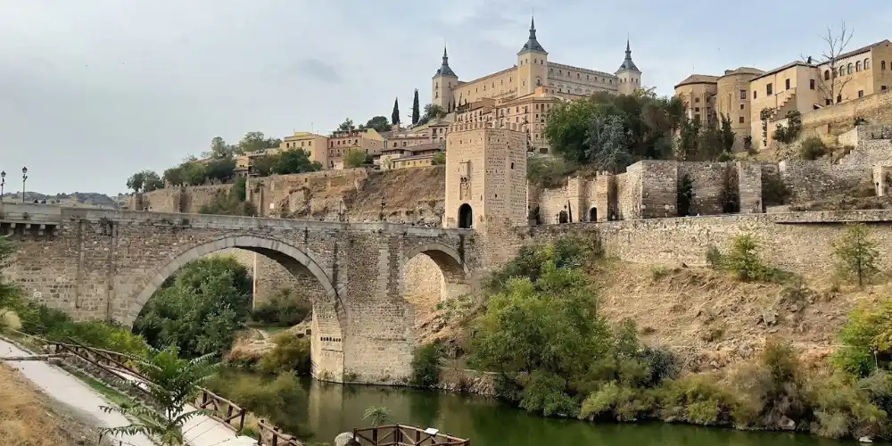 Escapadas por España más allá de las Islas: ciudades que merecen una visita